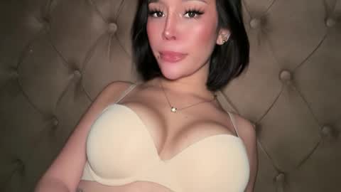 Elle  dont forget to folloW me and thumbs up online show from March 24, 1:05 pm