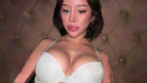 Elle  dont forget to folloW me and thumbs up online show from March 22, 12:11 pm