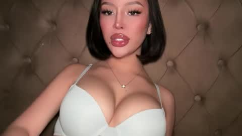 Elle  dont forget to folloW me and thumbs up online show from April 1, 12:33 am