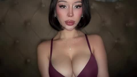 Elle  dont forget to folloW me and thumbs up online show from March 4, 11:28 am