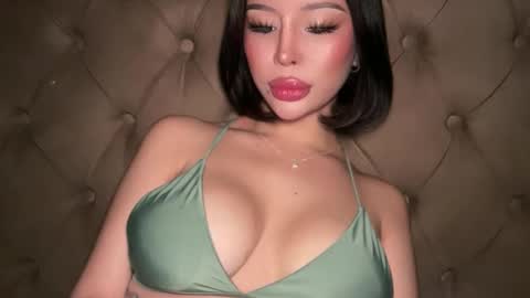 Elle  dont forget to folloW me and thumbs up online show from March 12, 10:51 am