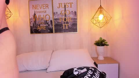 Snapshot of theia_moon_ chatting on December 2, 12:39 pm Theia online show from December 2, 12:39 pm