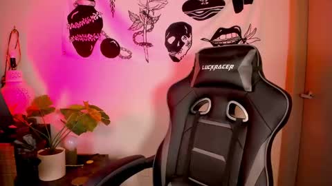 themelrose online show from November 19, 8:09 pm