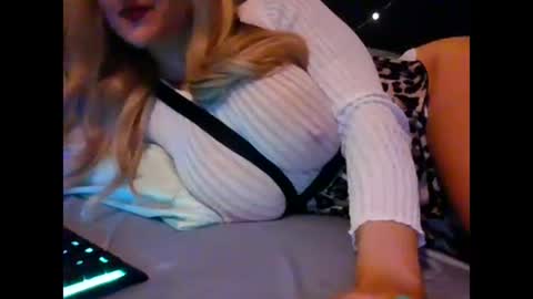 Snapshot of thepeachprincess chatting on February 1, 7:02 pm the peach princess online show from February 1, 7:02 pm