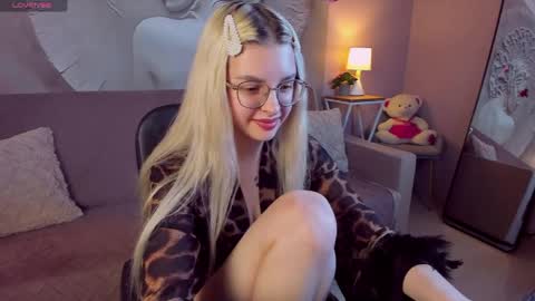 tiffanypeach online show from March 25, 1:58 pm