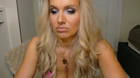 tinkerbell822 online show from March 30, 9:20 am