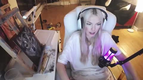 Snapshot of tinykylie chatting on February 24, 4:04 am stage Kylie Sinner brand CLITBAIT online show from February 24, 4:04 am