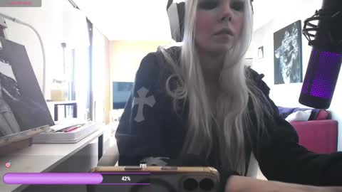 stage Kylie Sinner  brand CLITBAIT online show from April 12, 6:54 pm