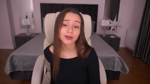 tinynataliee online show from December 15, 2:39 am