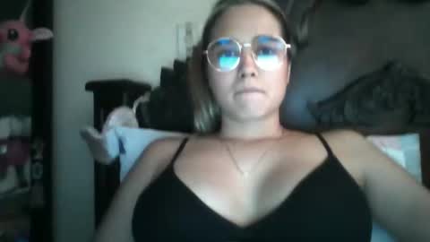 triana_bell online show from February 18, 9:53 pm