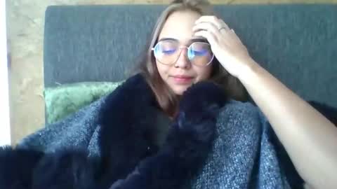 triana_bell online show from December 3, 2:52 pm