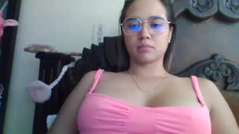 triana_bell online show from February 19, 6:43 pm