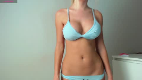 Snapshot of trixie_taylor chatting on December 12, 10:20 pm Trixie Taylor online show from December 12, 10:20 pm