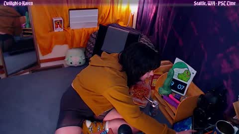 Snapshot of twilightxraven chatting on October 29, 4:06 am TwilightxRaven online show from October 29, 4:06 am