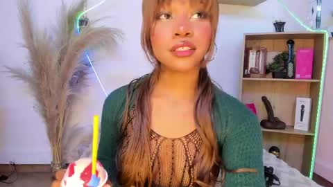 tylla__ online show from April 12, 11:17 pm