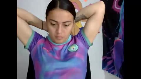 tyrahot_ online show from December 3, 9:33 am