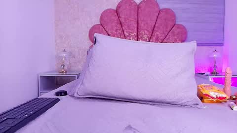 Vaiolet colls online show from February 24, 12:15 pm