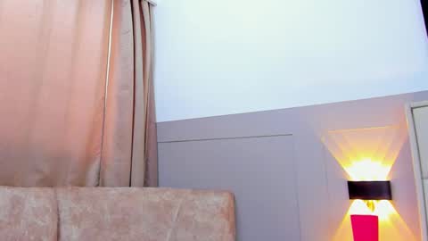 Valen White online show from March 6, 9:09 pm