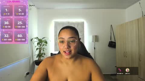 Snapshot of valentina_xx69 chatting on December 18, 2:17 pm Valentina online show from December 18, 2:17 pm