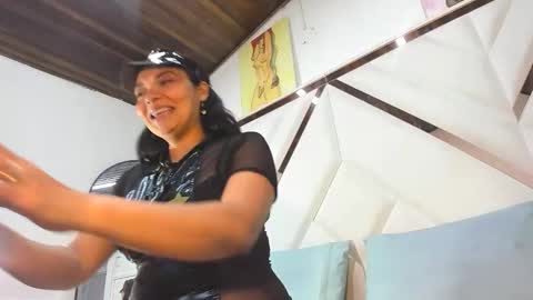 valeria_gil_ online show from April 17, 3:41 am