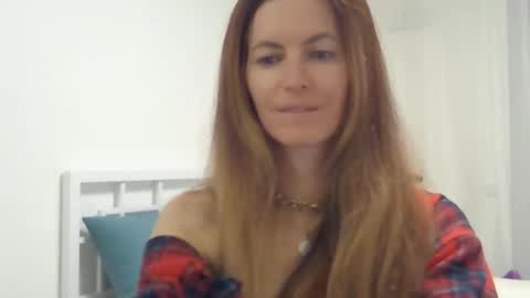 Snapshot of valerie_rose777 chatting on October 18, 8:43 pm valerie_rose777 online show from October 18, 8:43 pm