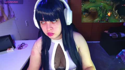 Snapshot of vallolet1_ chatting on January 8, 10:06 pm Im Violet online show from January 8, 10:06 pm