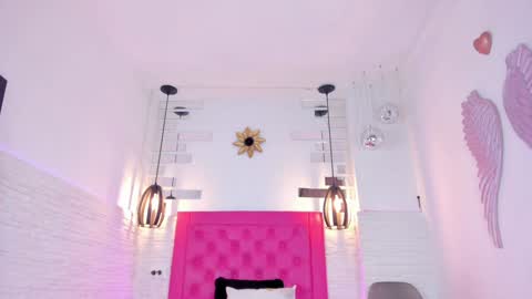 Vallolet Peach  online show from January 31, 11:35 am