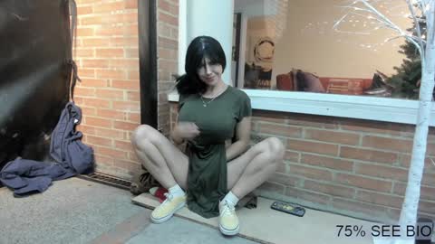 Snapshot of vanandjuani chatting on December 24, 1:49 am vanessa online show from December 24, 1:49 am
