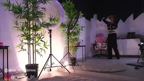 Vanessa Simon online show from February 17, 6:42 am