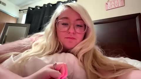 vanillapuddingpie online show from April 6, 11:06 pm