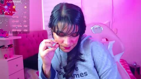 Snapshot of vannessa_shy chatting on December 9, 9:05 pm Vanesa online show from December 9, 9:05 pm