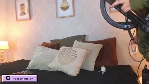 Vee Simons online show from April 4, 7:23 pm