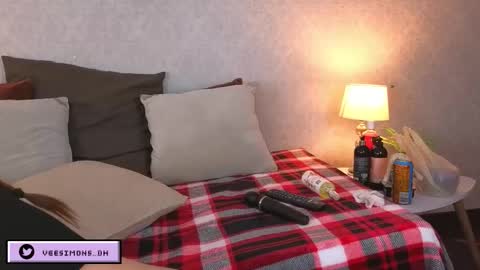 Vee Simons online show from March 5, 9:54 pm