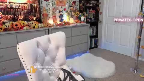 Snapshot of vegas_romance chatting on October 4, 12:27 am vegas_romance online show from October 4, 12:27 am