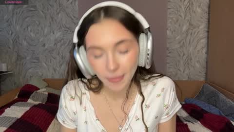 Nia online show from April 3, 3:43 pm