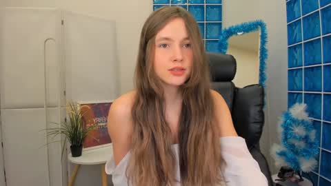 velvet_cherry online show from December 18, 1:34 pm