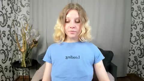 velvet_peach_ online show from November 19, 11:43 am