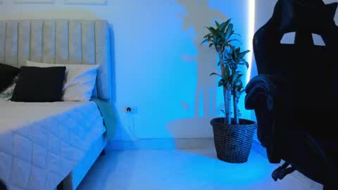 VERONICA online show from April 21, 1:40 pm