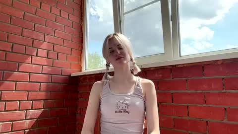 Mia online show from May 13, 9:15 am