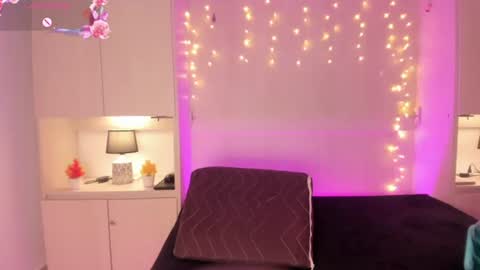 V I C K Y online show from June 6, 8:37 pm