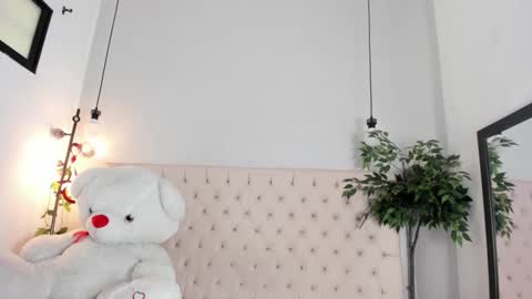Victoria online show from June 1, 7:04 pm
