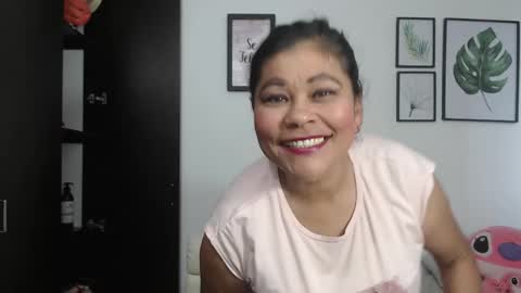 Snapshot of viki_mom chatting on January 21, 12:39 pm Viki Mom online show from January 21, 12:39 pm
