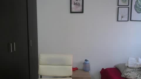 Snapshot of viki_mom chatting on January 13, 3:58 pm Viki Mom online show from January 13, 3:58 pm