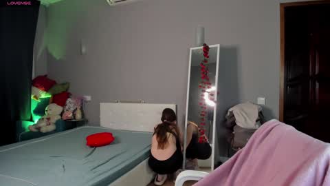 Hello guys I am Vikky Krauss not Vicky online show from December 3, 3:07 am