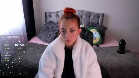 Violeta  Help me reach 150 thumbs up    online show from March 27, 9:37 pm