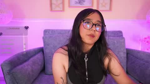 violetjonesx online show from May 15, 4:43 pm