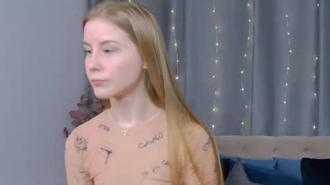 Snapshot of violetswone chatting on February 18, 3:43 pm VioletSwone online show from February 18, 3:43 pm