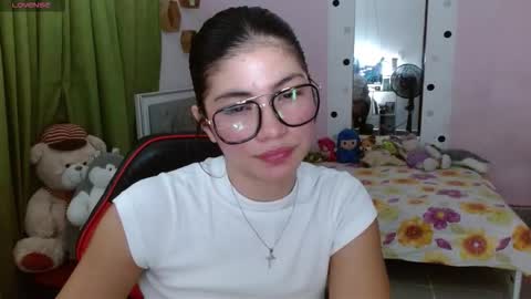 Snapshot of violett_11 chatting on October 16, 9:39 pm violett_11 online show from October 16, 9:39 pm