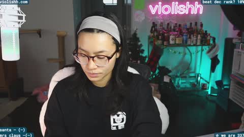 follow me on twitter violishh and ig violishh  online show from December 18, 8:03 pm