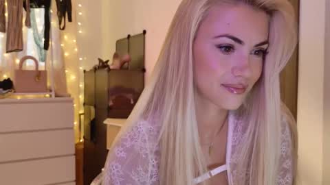 Snapshot of viv_milf chatting on September 23, 5:49 am Vivian is here online show from September 23, 5:49 am